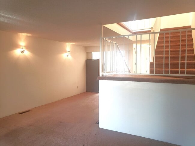 Building Photo - Charming Townhouse! Water Sewer and Garbage Included!