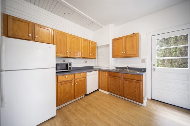 Building Photo - 921 E State St