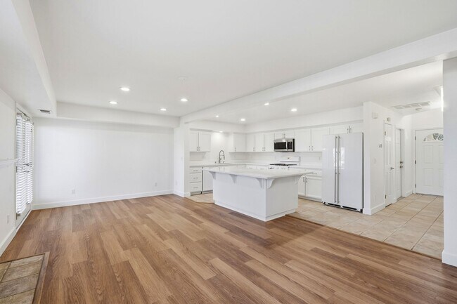 Building Photo - Great Townhome with Attached Garage!