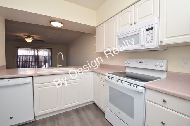 Building Photo - Pantano Parkway Townhome - Steps from The Loop