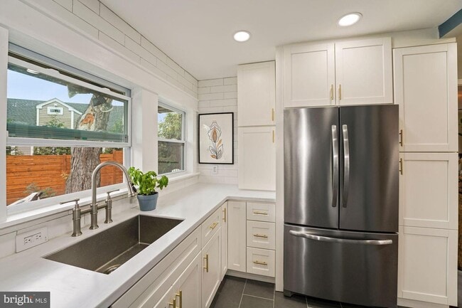 Building Photo - 6608 Cornell Dr