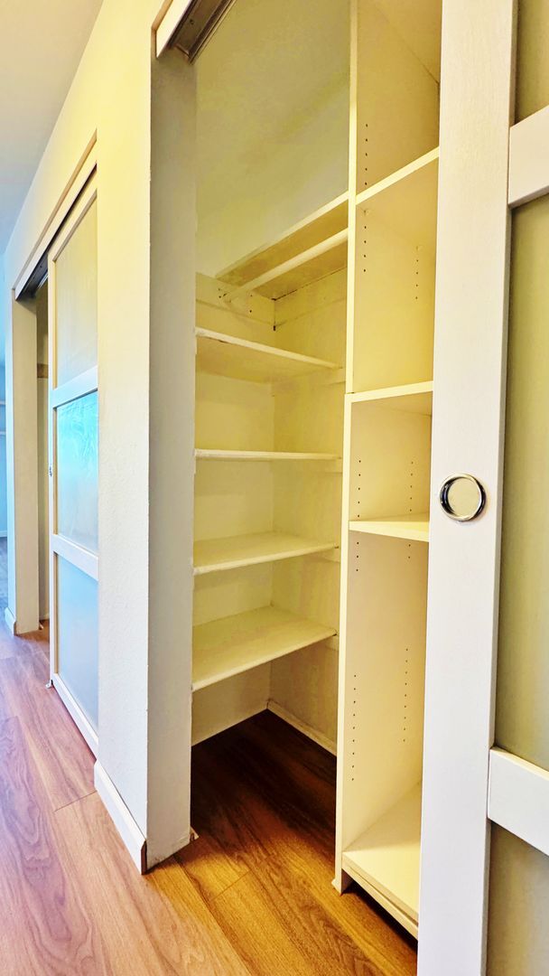 Building Photo - Fully Remodeled Sunny & Quiet Top Floor St...