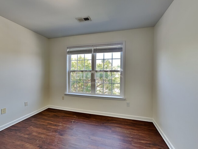 Building Photo - 341 Surrywood Dr