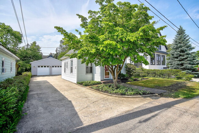 Building Photo - 1190 Lakeview