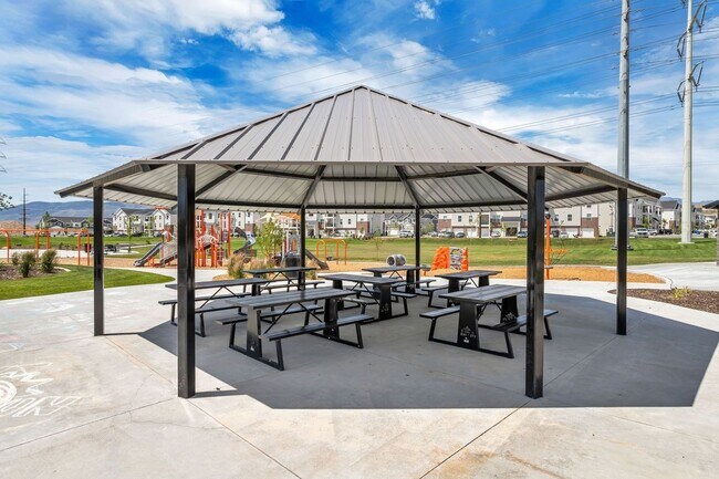 Building Photo - Dog Friendly Exchange Townhome