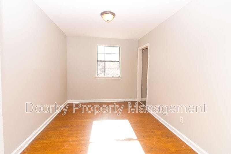 Building Photo - 3302 Pinewood Ave