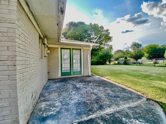 Building Photo - Immaculate 3 Bedroom 1.5 Bath