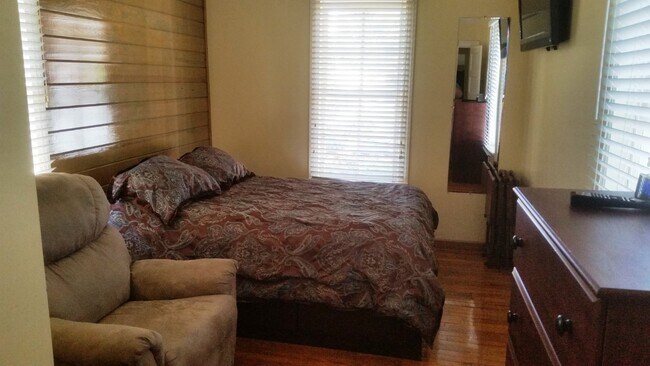 Building Photo - Extended Stay Studio apartment, 1 bed, 1 bath; fully furnished, all utilities and lawn care inclu...