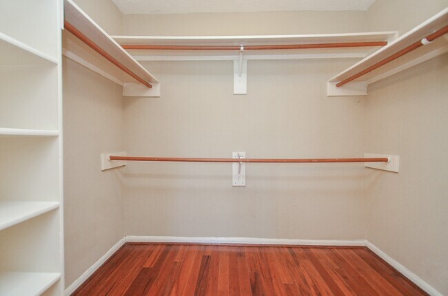Building Photo - 20430 Drakewood Dr
