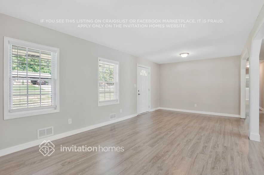 Building Photo - 3899 Summit Dr