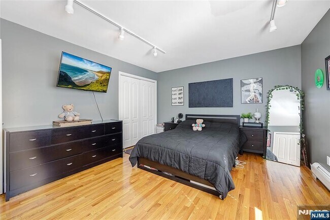 Building Photo - 260 Garibaldi Ave