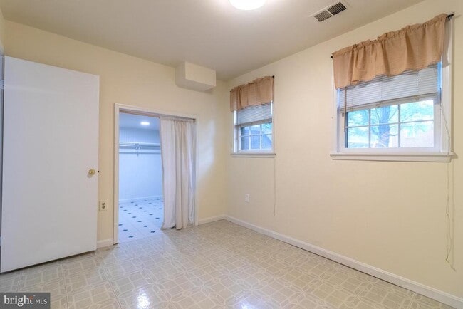 Building Photo - 4796 Gainsborough Dr