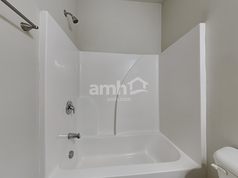 Building Photo - 235 Hickory Pointe Dr