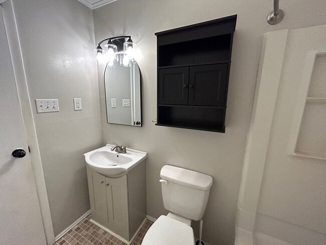 Building Photo - Kenilworth - Adorable 2 Bedroom House