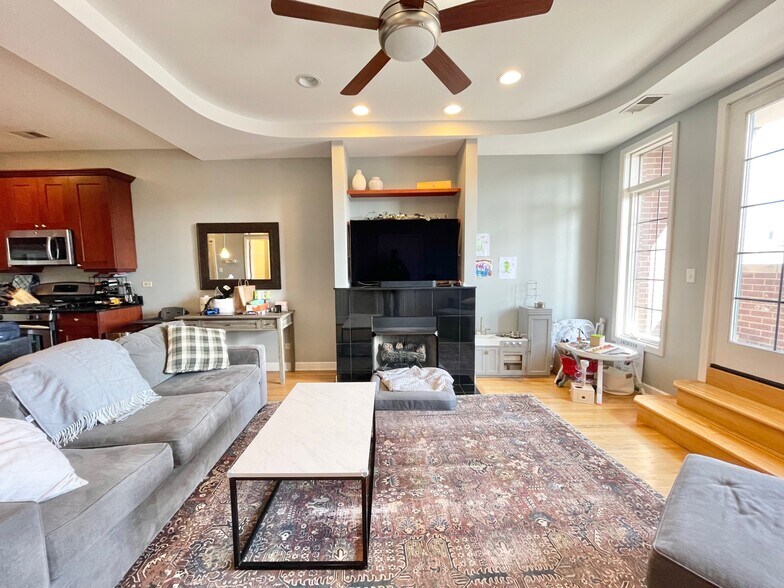 Building Photo - 2734 N Wolcott Ave