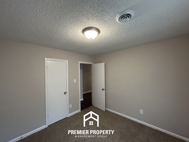 Building Photo - Charming 3BR/2BA Southaven Cove | Vaulted Ceilings, Fireplace & 2-Car Garage