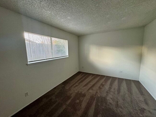 Building Photo - Charming & Cozy Duplex ? 2 Bedroom, 1 Bathroom for Rent!