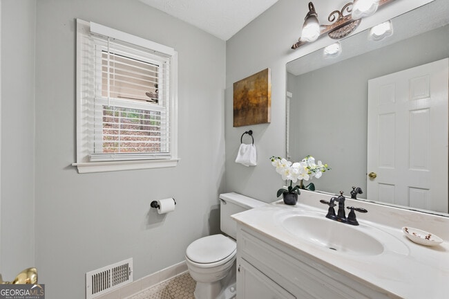 Building Photo - 4229 N Mountain Rd NE