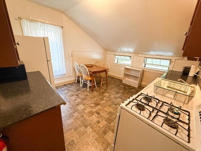 Building Photo - 422-424 E State St Ithaca