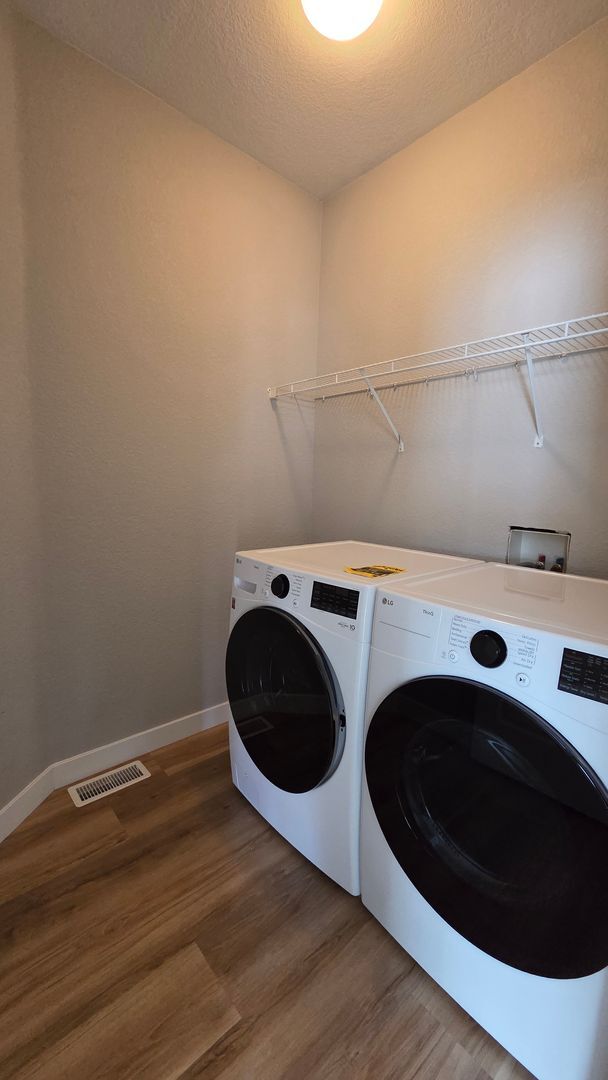 Building Photo - 3 Bedroom 2 Bath Home With Large Unfinished Basement