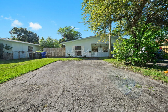 Building Photo - 826 SW 14th St