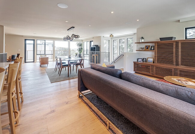 Building Photo - 35 Hiliritas Ave