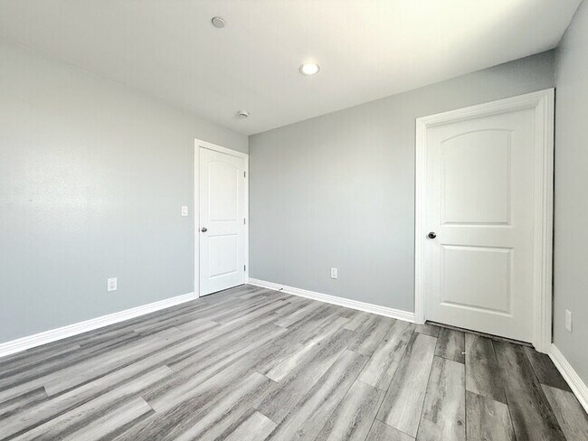 Building Photo - 320 E 55th St