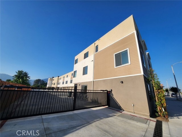 Building Photo - 4251 E Live Oak Ave