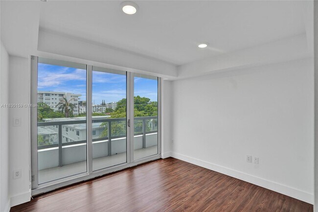 Building Photo - 9261 E Bay Harbor Dr