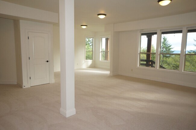 Building Photo - Exquisite NW Portland 4 bedroom with panoramic views