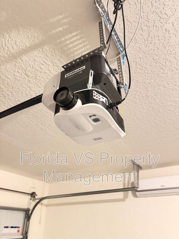 Building Photo - 804 Horsetail Dr