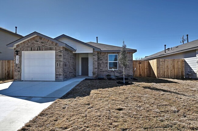 Building Photo - ONE STORY  |  3 BEDROOM  |  2 BATH  |  YAR...