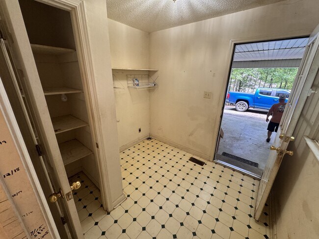 Building Photo - 112 Oak Leaf Cir