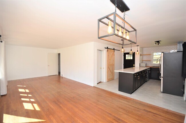 Building Photo - 1009 N Hills Dr