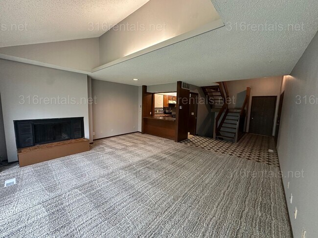 Building Photo - $1495 - 2 bed 1.5 bath - Duplex located in Riverside