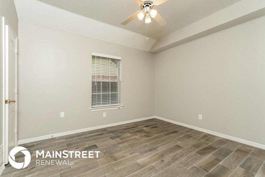 Building Photo - 633 Fern Dr