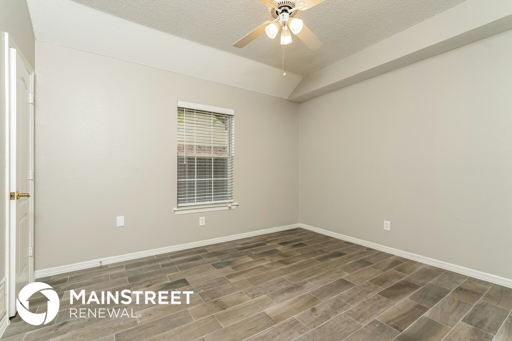 Building Photo - 633 Fern Dr