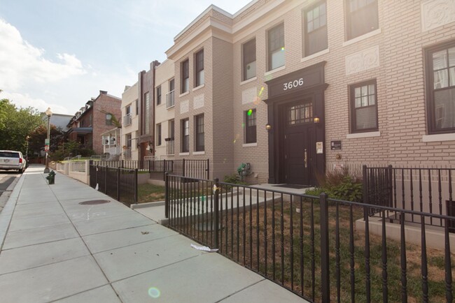 Building Photo - The Perfect Petworth Pad!