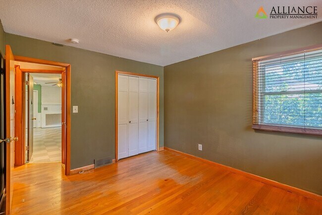 Building Photo - 1526 Jarvis Dr