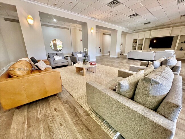 Building Photo - 5600 Collins Ave