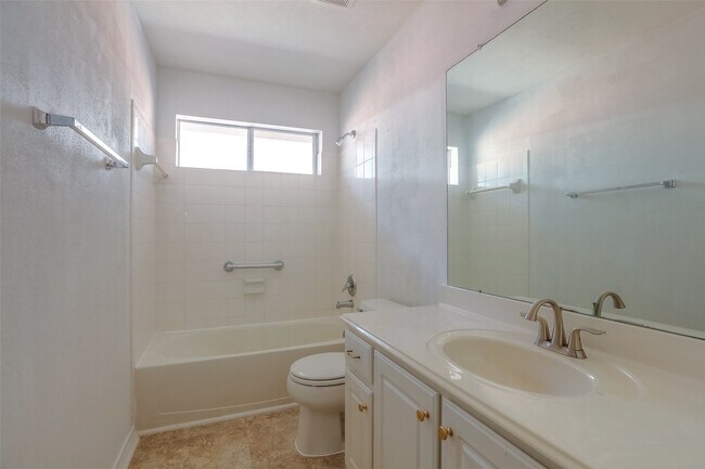 Building Photo - 131 Avonlea Dr
