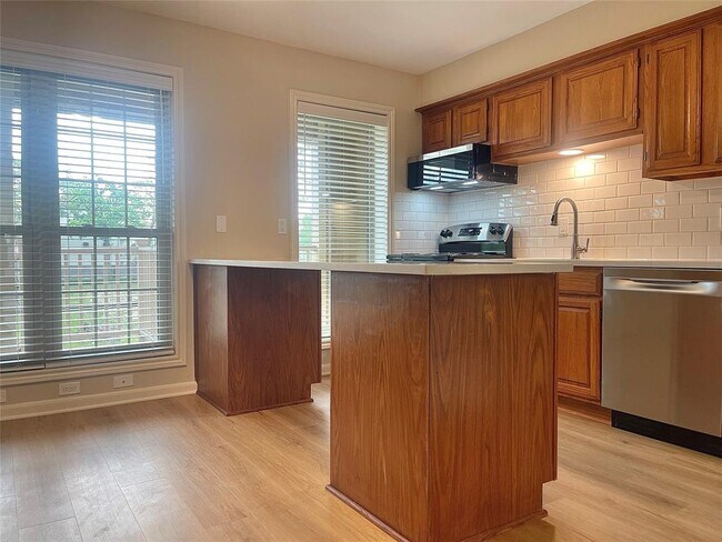 Building Photo - 1311 Antoine Dr
