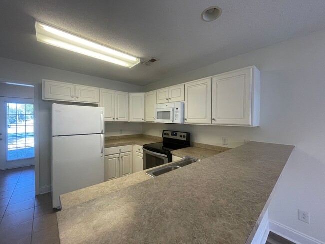 Building Photo - 3 Bedroom, 2.5 Bath Town Home - Large Back...