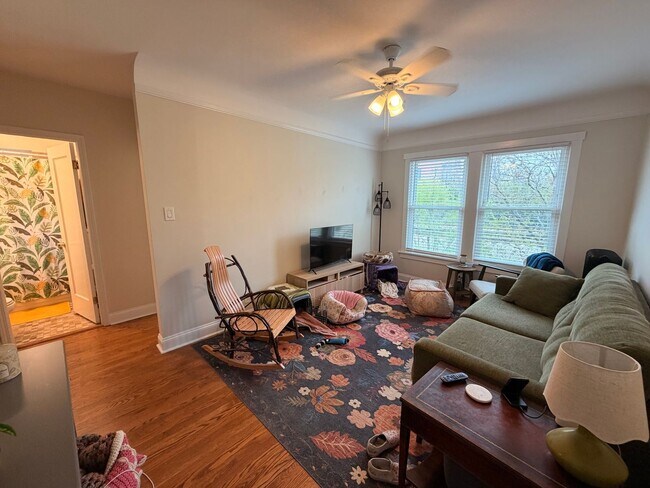 Building Photo - Nice 1 Bed w/Dining Room and Newer Kitchen and Bath at Roger's Glenwood District