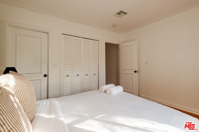 Building Photo - 866 N Doheny Dr