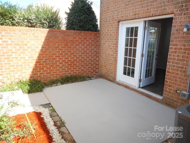 Building Photo - 3804 York Aly