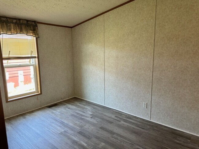 Building Photo - Centrally Located 3 BD 2 BA Modular Home