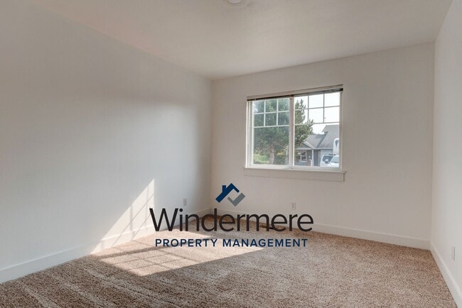 Building Photo - Charming Home in the Heart of Oak Harbor –...