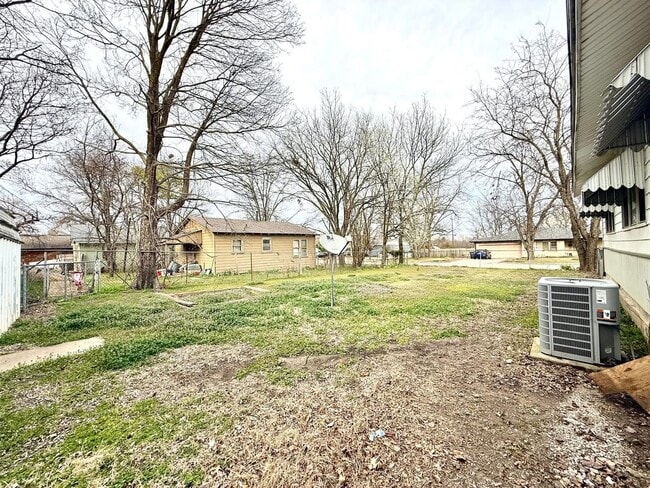 Building Photo - 1501 N Washington St