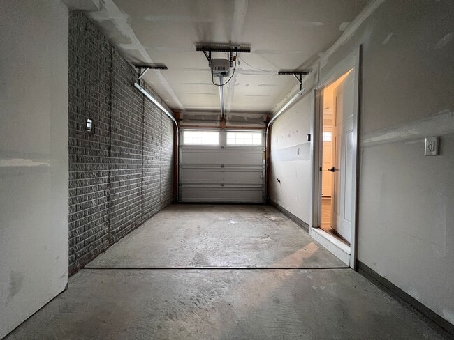 Building Photo - 217 Stonehurst Dr